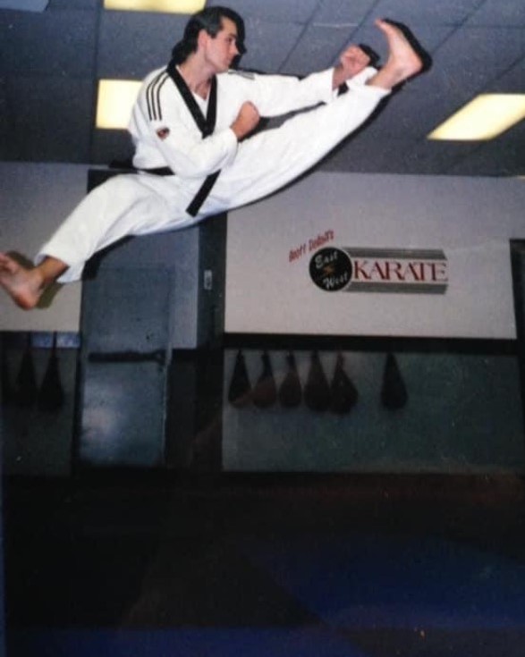 Pheyland Barthen demonstrating the helicopter kick